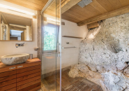 Salle de douche à l'italienne ; falaise naturelle